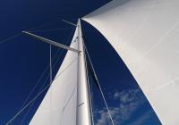 Segelyacht Segeln Segelboot Yacht blauer Himmel weiße Segel Genua Großsegel Takelwerk Mast Leichentücher Spreizer